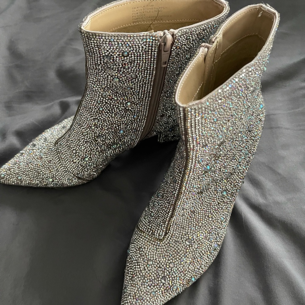 Like new Betsey Johnson ankle boots